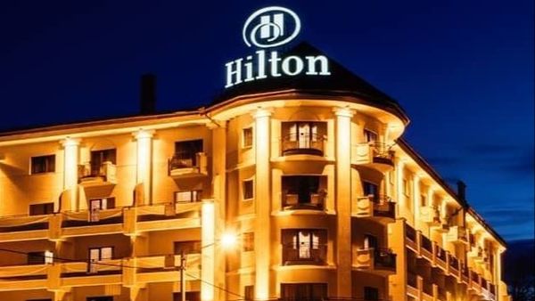 A fost declanșat Planul Roșu de Intervenție la Hotelul Hilton din Sibiu, după ce tavanul de la piscina interioară a căzut! &Icirc;n acest moment nu se știe dacă sub dăr&acirc;mături se află oameni
