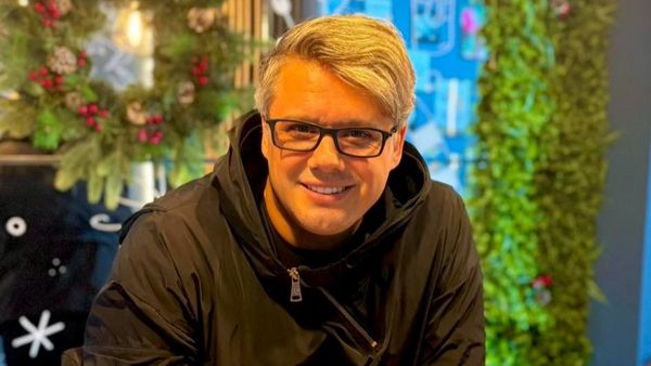 Mesajul lui Fuego &icirc;n Ajun de Crăciun st&acirc;rnește nostalgie printre internauți. CE A OBSERVAT &icirc;ndrăgitul artist despre sărbători te va face să z&acirc;mbești și să suspini &icirc;n același timp: "Fiecare are ceva de făcut, iar asta pune o lume &icirc;ntreagă &icirc;n..."