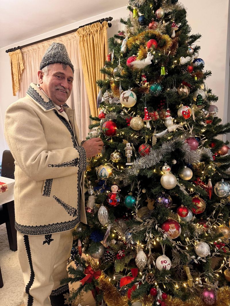 Vezi ultimele imagini cu Ion Drăgan de când a fost la colindat 