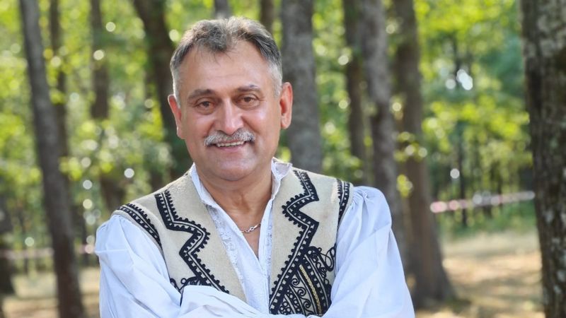 O curte plină de flori și zeci de oameni la căpăt&acirc;iul lui Ion Drăgan! Imaginile durerii de la priveghiul regretatului interpret de muzică populară. Sora lui este devastată: &bdquo;Nu te voi uita niciodată, &icirc;ngerul meu păzitor! Ne-ai distrus pe toți&rdquo;