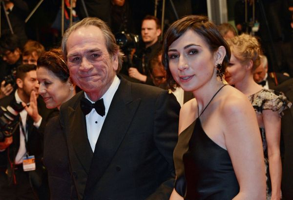 Apelul la 911 scoate la iveală noi detalii despre moartea fiicei lui Tommy Lee Jones! Care ar putea fi cauza morții Victoriei Jones?