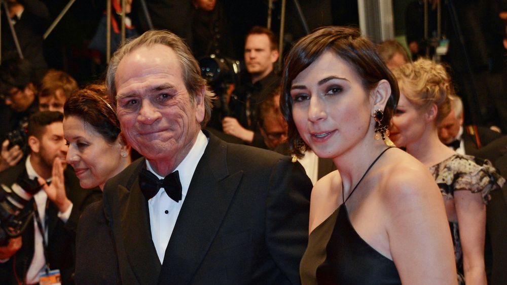 Apelul la 911 scoate la iveală noi detalii despre moartea fiicei lui Tommy Lee Jones! Care ar putea fi cauza morții Victoriei Jones?