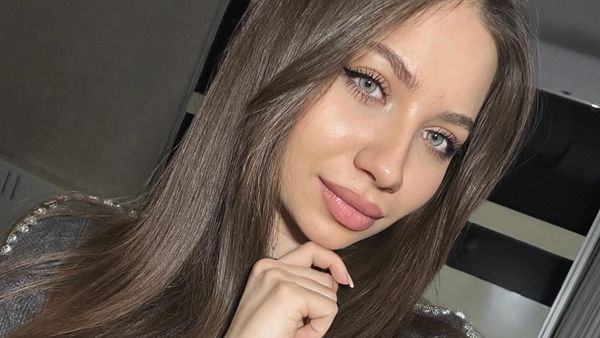 Momentul care a făcut internauții să vorbească ore &icirc;ntregi: "Bine că s-a trezit, săraca fată, c&acirc;ntecul tău spune tot".&nbsp;Talentul și frumusețea ei nu au trecut neobservate, dar ce a făcut Alexandra Cuhuteac &icirc;n acest clip TE VA SURPRINDE: "Ai plecat la timp"