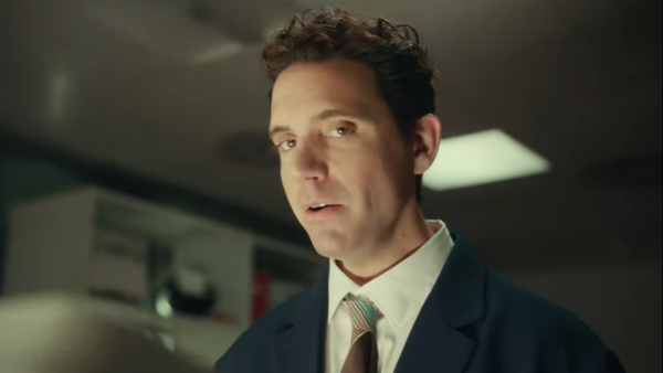 MIKA emană iubire și emoții intense&nbsp;prin piesa "Immortal Love".  Fanii simt fiecare vers, fiecare acord și nu contenesc c&acirc;t de mult le ating sufletul