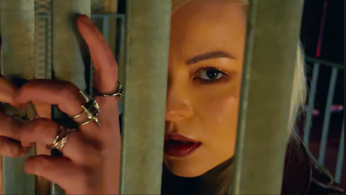 Delia Rus a lansat piesa "Roșu Aprins"