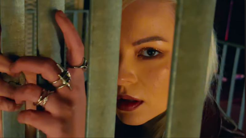 VIDEOCLIP: Delia Rus - Roșu Aprins