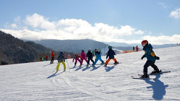 Zile libere pentru elevi &icirc;n FEBRUARIE 2026! Calendarul pentru vacanta de schi pe fiecare județ