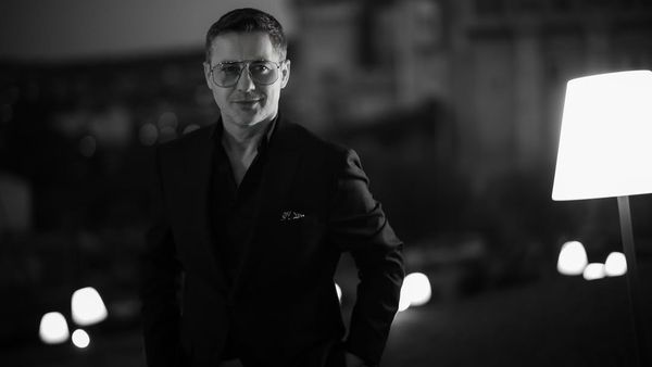 Adi S&icirc;nă trece prin cel mai greu moment. Mama artistului a murit. MESAJUL SF&Acirc;ȘIETOR: "Ne-au rămas valorile, legătura dintre noi și recunoștința. Drum lin, mamă. Ne va fi..."