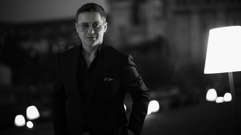 Adi S&icirc;nă trece prin cel mai greu moment. Mama artistului a murit. MESAJUL SF&Acirc;ȘIETOR: "Ne-au rămas valorile, legătura dintre noi și recunoștința. Drum lin, mamă. Ne va fi..."