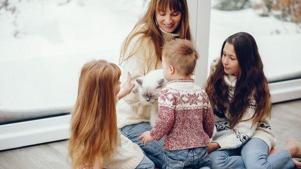 Părinții pot beneficia de zile libere plătite de angajator atunci c&acirc;nd se &icirc;nchid școlile din cauza zăpezii. Ce trebuie să facă aceștia?