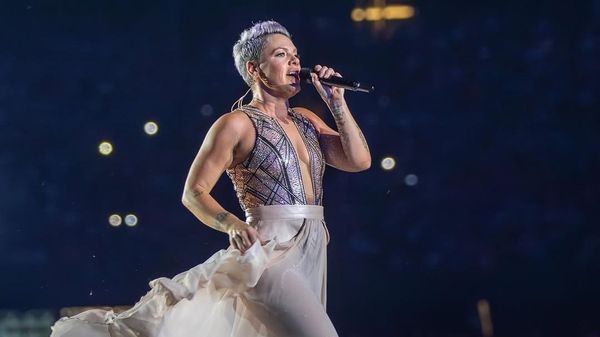 SUCCES COLOSAL pentru Pink! Videoclipul piesei "Just Give Me a Reason" a depășit 2 miliarde de vizionări pe YouTube: "Mulțumesc că i-ați oferit acestei piese un loc și că ați făcut-o a voastră&nbsp;la fel de mult pe c&acirc;t este a mea"&nbsp;