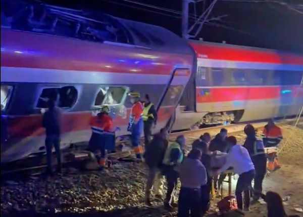 Un roman se afla in trenul care a deraiat in Spania! Vagonul in care se afla s-a rasturnat in urma deraierii