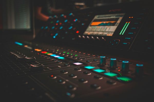 Reguli noi la UCMR. Ce trebuie să știe artiștii care folosesc inteligența artificială atunci c&acirc;nd lucrează la o piesă?