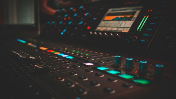 Reguli noi la UCMR. Ce trebuie să știe artiștii care folosesc inteligența artificială atunci c&acirc;nd lucrează la o piesă?