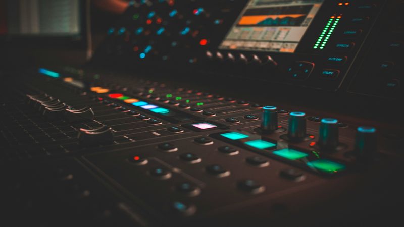 Reguli noi la UCMR. Ce trebuie să știe artiștii care folosesc inteligența artificială atunci c&acirc;nd lucrează la o piesă?