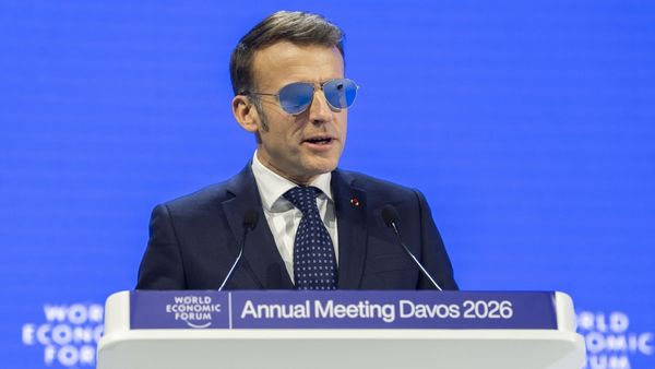 Emmanuel Macron, apariție neașteptată la Davos! De ce a ales președintele Franței să poarte ochelari de soare &icirc;n timpul discursului său?
