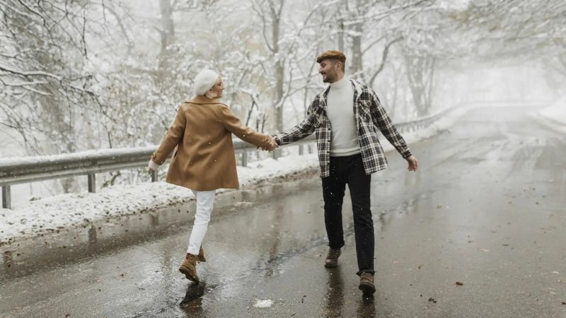 (P) Love bombing: cum &icirc;ncepe o relație toxică &bdquo;prea frumoasă ca să fie adevărată&rdquo;