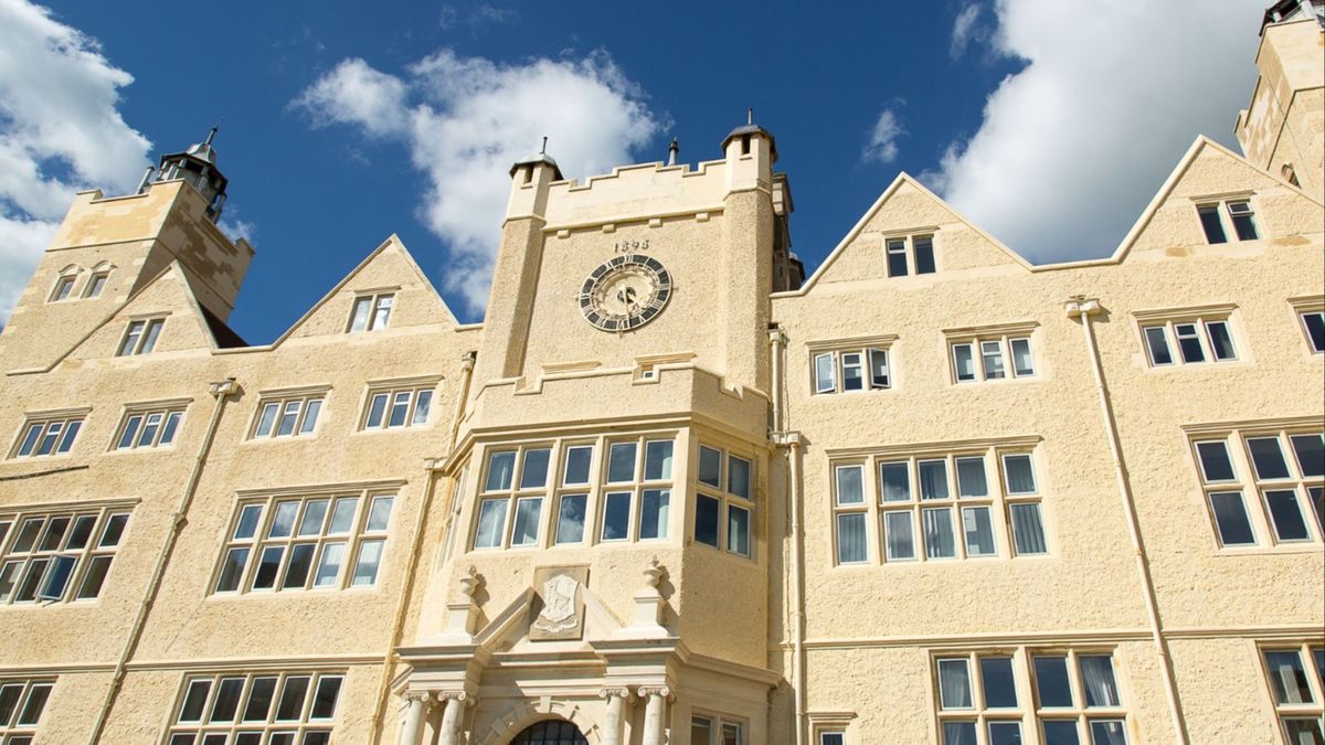 O fată de 15 ani a fost găsită moartă &icirc;n școală 