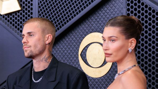 Justin Bieber, in boxeri de matase si sosete pe scena premiilor Grammy 2026. Interpretarea emotionanta cu care a dat-o pe spate pe sotia lui, Hailey