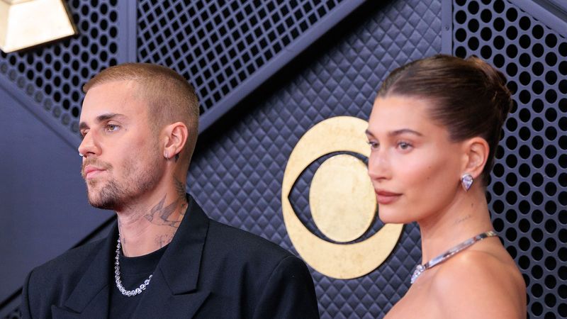 Justin Bieber, in boxeri de matase si sosete pe scena premiilor Grammy 2026. Interpretarea emotionanta cu care a dat-o pe spate pe sotia lui, Hailey