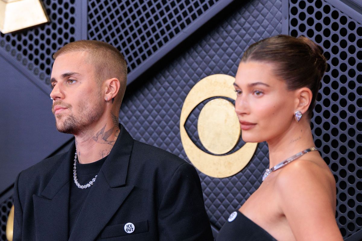 Justin Bieber, in boxeri de matase si sosete pe scena premiilor Grammy 2026. Interpretarea emotionanta cu care a dat-o pe spate pe sotia lui, Hailey