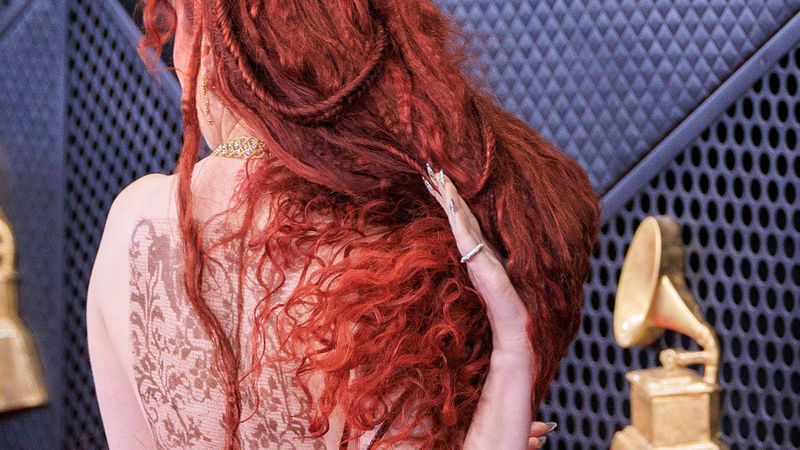 Chappell Roan a aruncat Gala Premiilor Grammy in aer! Artista a aparut pe covorul rosu fara lenjerie intima si topless