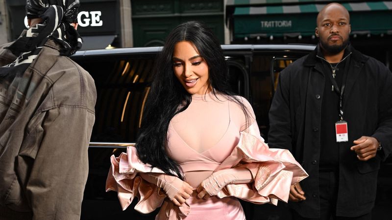 Kim Kardashian și Lewis Hamilton, surprinsi impreuna &icirc;ntr-o escapada romatica in Anglia rurala