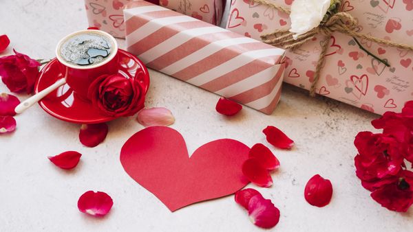 HOROSCOP 5 februarie 2026. Zodia care va trăi astăzi cea mai frumoasă surpriză &icirc;n DRAGOSTE. Gestul partenerului este neașteptat și plin de tandrețe, dar pentru a-l descoperi, nativii trebuie SĂ FIE ATENȚI la semnele subtile care apar &icirc;n jur