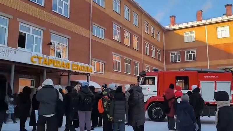 O elevă de 14 ani a dat foc la o clasă înainte de a ataca o profesoară și elevii cu un ciocan în timpul orei de algebră.