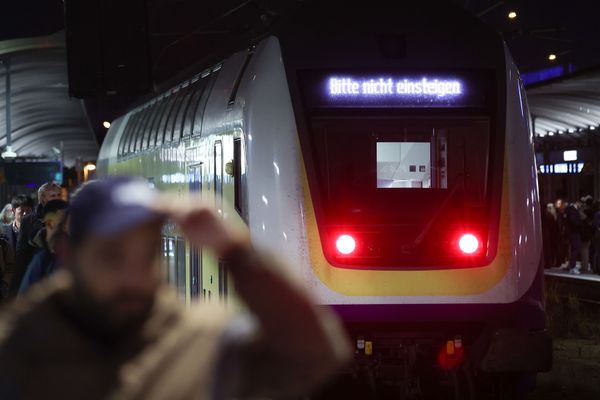 Controlor de 36 de ani, omor&acirc;t după ce a &icirc;ncercat să dea jos un pasager fără bilet