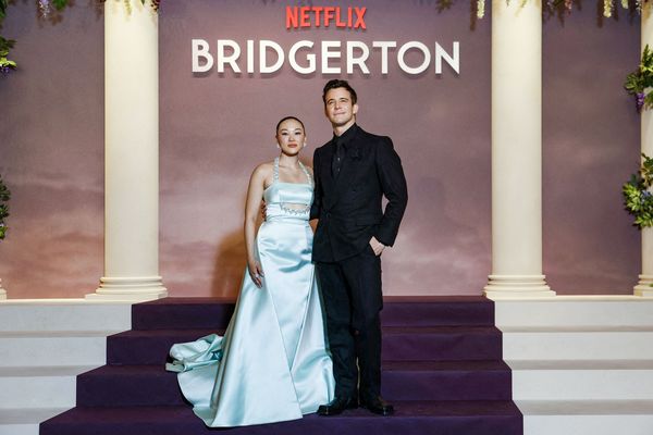 Starurile din "Bridgerton" Luke Thompson, Yerin Ha, Ruth Gemmell şi Hannah Dodd vin la Bucureşti