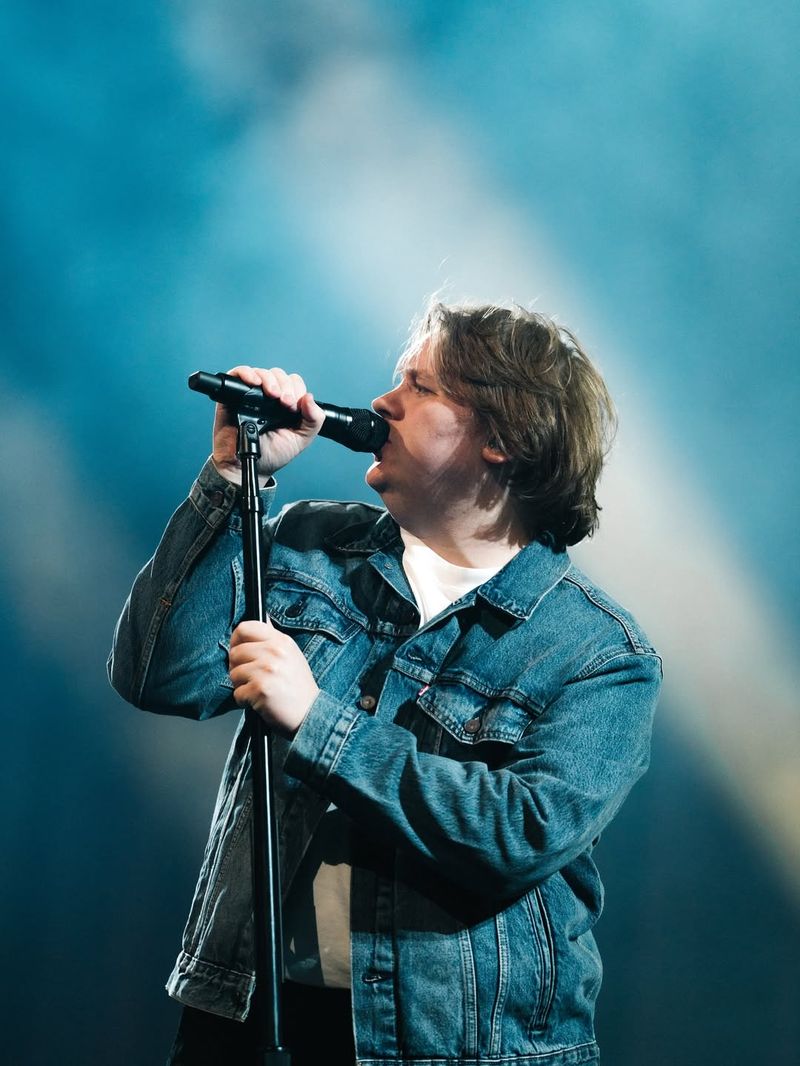 Lewis Capaldi, headliner UNTOLD 2026, vine pentru prima oară în România