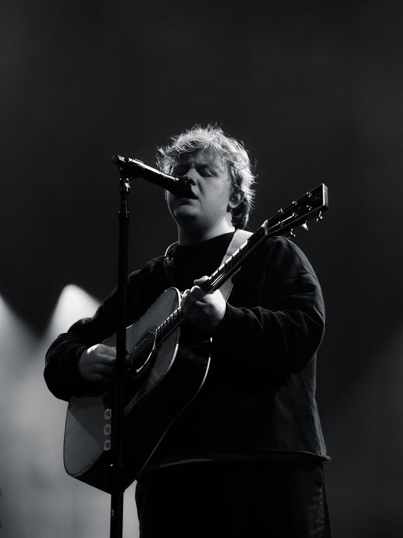 Lewis Capaldi, headliner UNTOLD 2026, vine pentru prima oară în România