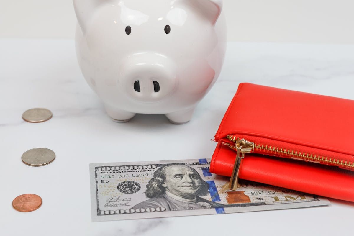 (P) Ce beneficii a adus legea plafonării dob&acirc;nzilor la credite de nevoi personale de la IFN?