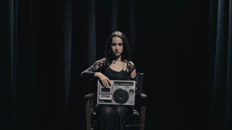 AI ASCULTAT deja piesa nouă a artistei Holy Molly? Cei care au făcut-o spun că e magică. Ce mesaj transmite melodia: "Camera neagră &icirc;ncepe să..."