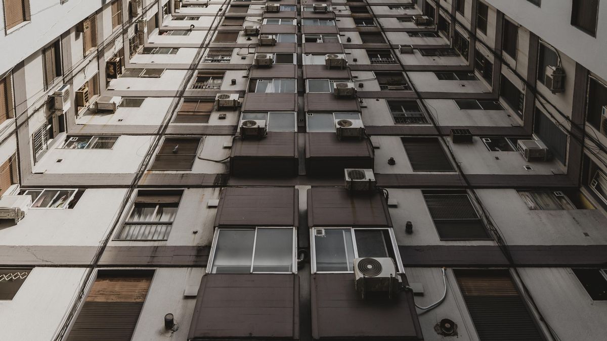 Trupul unei femei a fost găsit &icirc;n descompunere &icirc;ntr-un apartament.