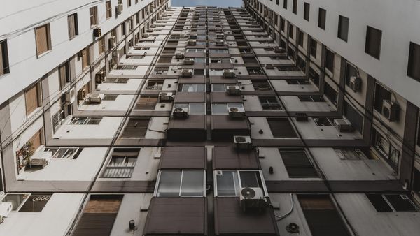 Trupul unei asistente medicale a fost găsit &icirc;n descompunere &icirc;ntr-un apartament. Este HALUCINANT ce a putut să facă colegul ei: "Timp de 38 de zile a &icirc;ncercat să acopere cu pături. A &icirc;ncercat să aerisească locul ca nimeni să nu-l poată mirosi..."