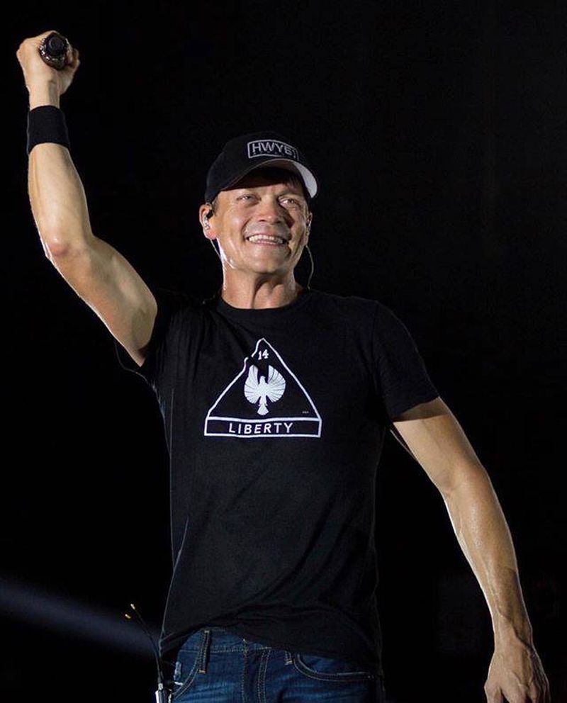 A murit Brad Arnold, solistul 3 Doors Down. 