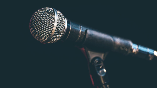 "Cu inimile grele, vă &icirc;mpărtășim vestea că a murit..." O stea care a marcat generații, care a făcut să r&acirc;dă, să pl&acirc;ngă și să viseze prin muzica sa, a &icirc;ncetat să mai c&acirc;nte. Fanii sunt devastați, iar piesele vor răm&acirc;ne singura legătură cu această legendă