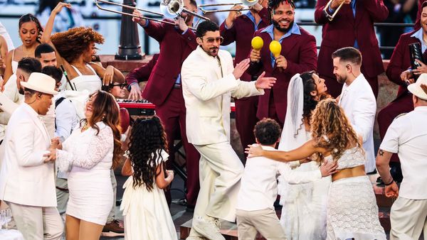 BAD BUNNY a uimit America la  SUPER BOWL! A aparut imbracat din cap pana-n picioare intr-un brand mass-market si a transmis un mesaj puternic