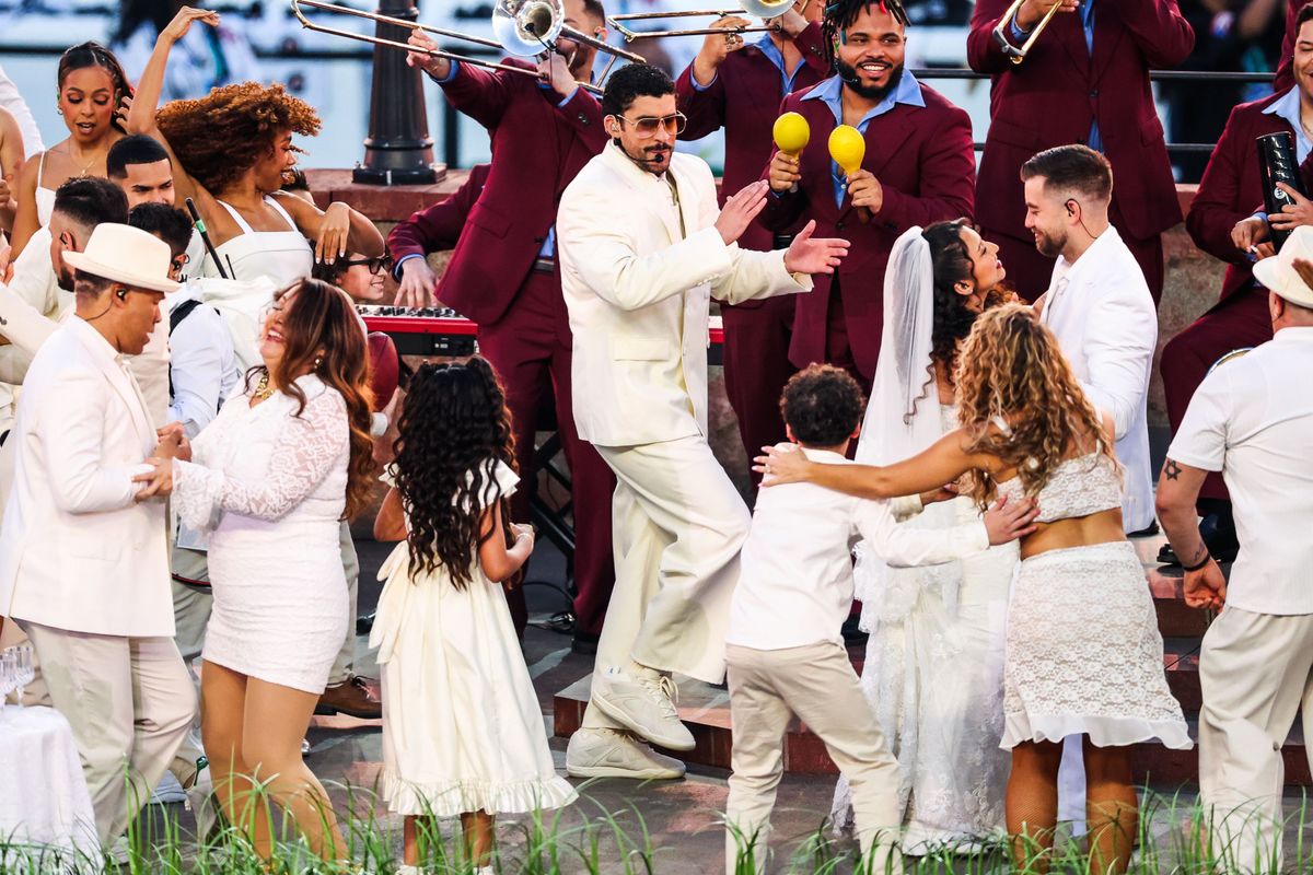 BAD BUNNY a uimit America la  SUPER BOWL! A aparut imbracat din cap pana-n picioare intr-un brand mass-market si a transmis un mesaj puternic