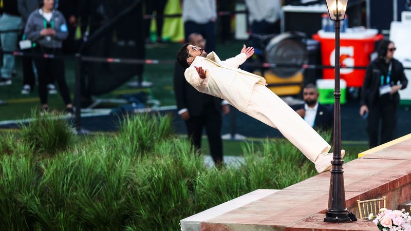 Cine este, de fapt, copilul caruia Bad Bunny i-a dat un premiu Grammy in timpul prestatiei sale la Super Bowl