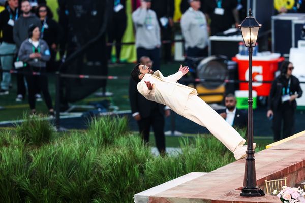 Cine este, de fapt, copilul caruia Bad Bunny i-a dat un premiu Grammy in timpul prestatiei sale la Super Bowl