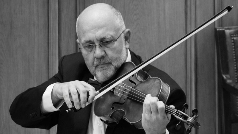 Lumea muzicii, din nou &icirc;n doliu! Omagiile curg ne&icirc;ncetat &icirc;n urma decesului lui Bogdan Bișoc, membru al Cvartetului &rdquo;Ad Libitum&rdquo;: &rdquo;Un mare muzician, excepțional violist, dedicat soț, minunat tată&rdquo;. C&acirc;nd va avea loc &icirc;nmorm&acirc;ntarea artistului?