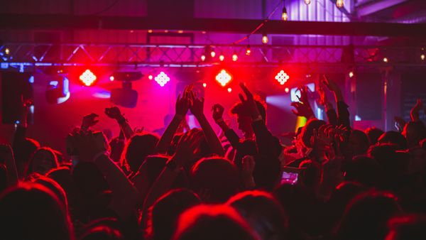 Ce faci &icirc;n weekendul 14-15 februarie 2026. Evenimentele pe care nu trebuie să le ratezi de Valentine&rsquo;s Day! La ce concerte, spectacole, expoziții și t&acirc;rguri poți să mergi cu persoana iubită?