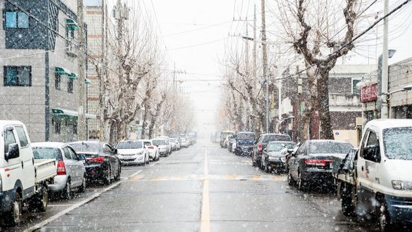 WEEKEND cu precipitații și temperaturi din ce &icirc;n ce mai scăzute! Ce se &icirc;nt&acirc;mplă cu vremea &icirc;ncep&acirc;nd de astăzi? Anunțul făcut de ANM