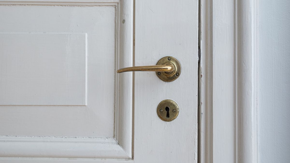 Femeie din Ploiești, descoperită moartă &icirc;n apartament.