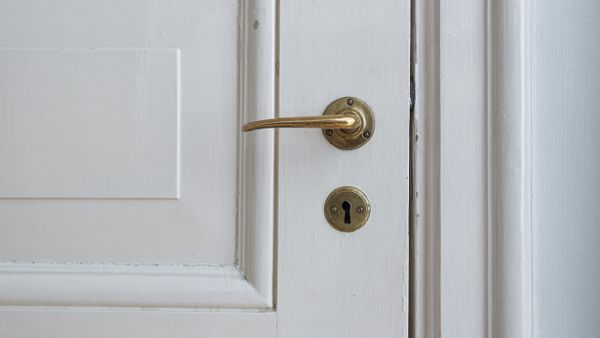 Femeie din Ploiești, descoperită moartă &icirc;n apartament. Ar fi decedat &icirc;n urmă cu aproximativ 4 ani, fără ca cineva să știe ce s-a &icirc;nt&acirc;mplat, iar trupul ei a rămas neobservat p&acirc;nă &icirc;n prezent. CE A SCOS LA IVEALĂ administratorul blocului și ce spun vecinii