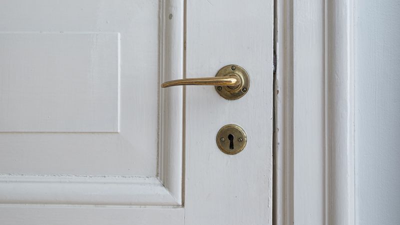 Femeie din Ploiești, descoperită moartă &icirc;n apartament. Ar fi decedat &icirc;n urmă cu aproximativ 4 ani, fără ca cineva să știe ce s-a &icirc;nt&acirc;mplat, iar trupul ei a rămas neobservat p&acirc;nă &icirc;n prezent. CE A SCOS LA IVEALĂ administratorul blocului și ce spun vecinii