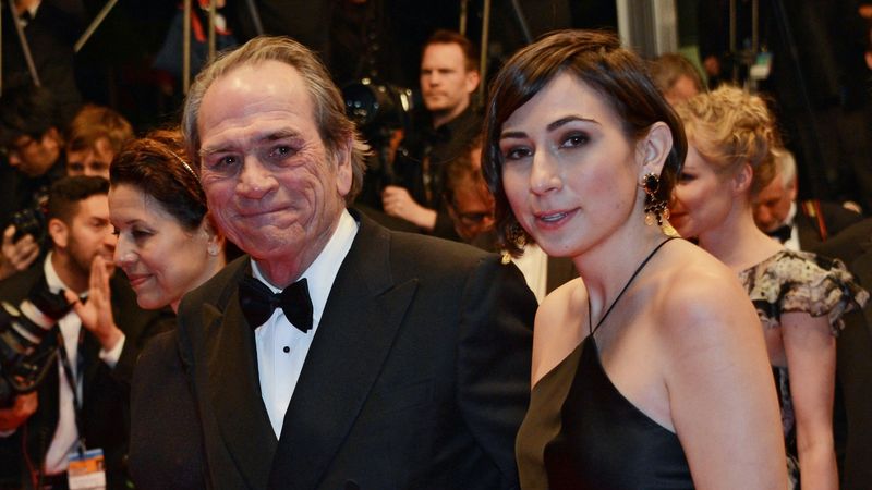 A fost dezvăluită CAUZA MORȚII Victoriei, fiica actorului Tommy Lee Jones! T&acirc;năra s-a stins din viață fulgerător de Anul Nou, la doar 34 de ani